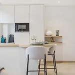 Modern Studio With King Bed, Walk To Attractions